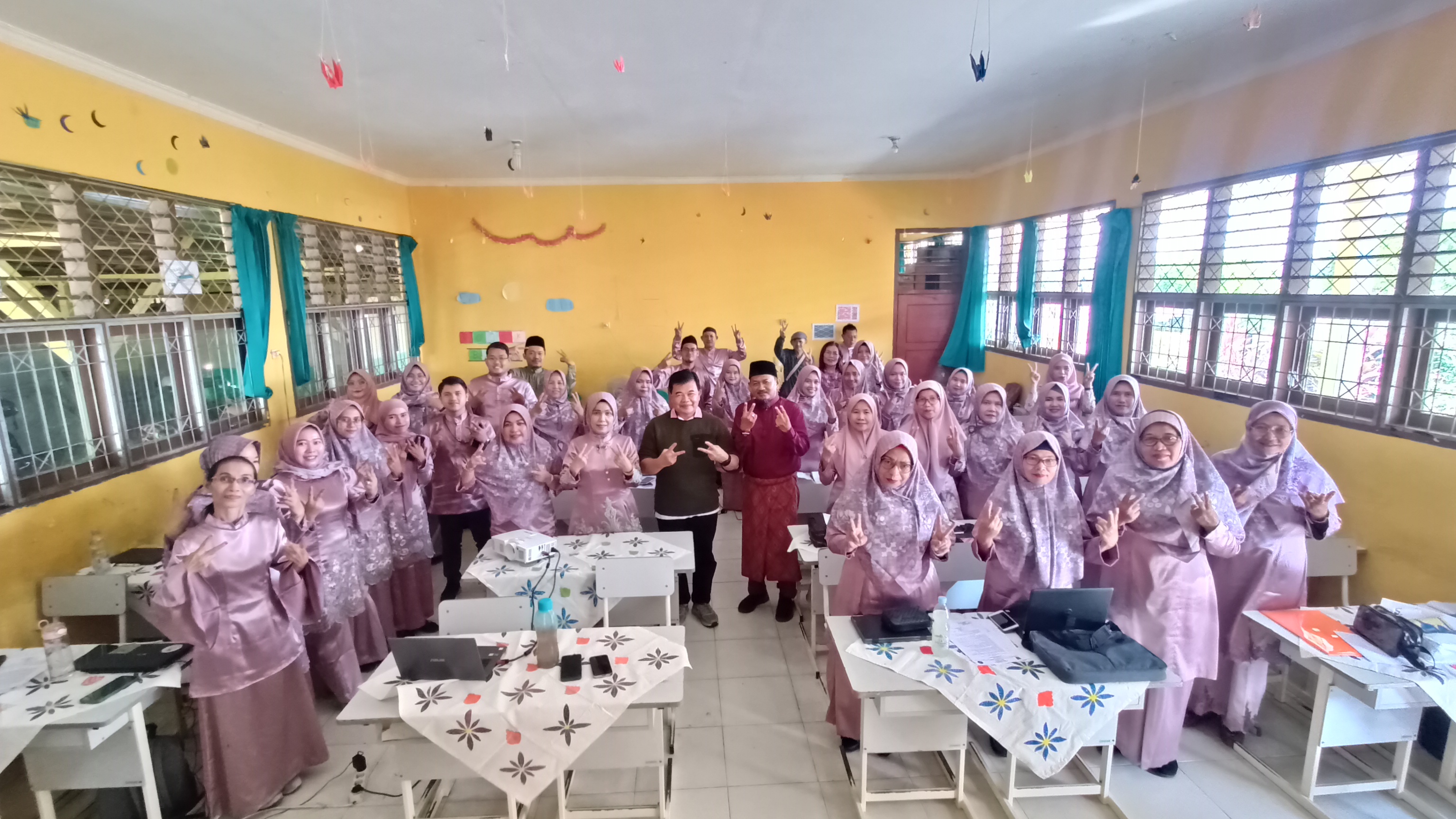 Kok Guru SMPN 22 Kota Jambi Masih Belajar? Ini Alasannya...